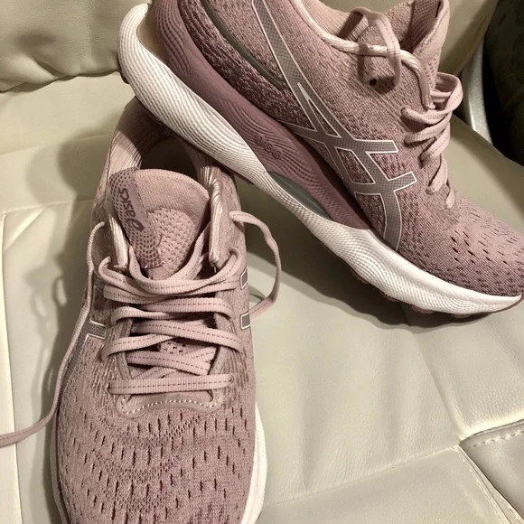 Women’s size 8 (US) ASICS Gel Nimbus 24. - Picture 4 of 10